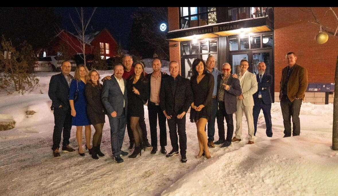Groupe en tenue de soirée réuni à l'extérieur en hiver