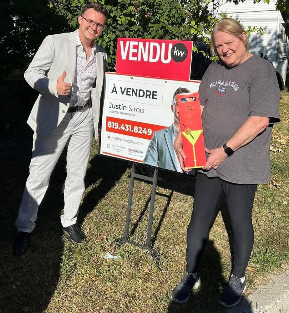 Justin Sirois à côté d'une pancarte « Vendu » Keller Williams Distinction