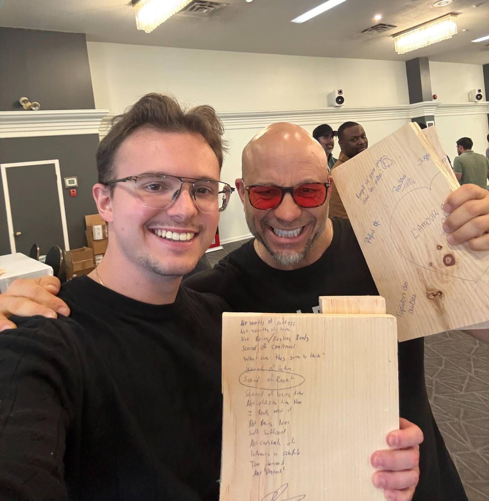 Justin Sirois et un homme tenant des plaques de bois gravées